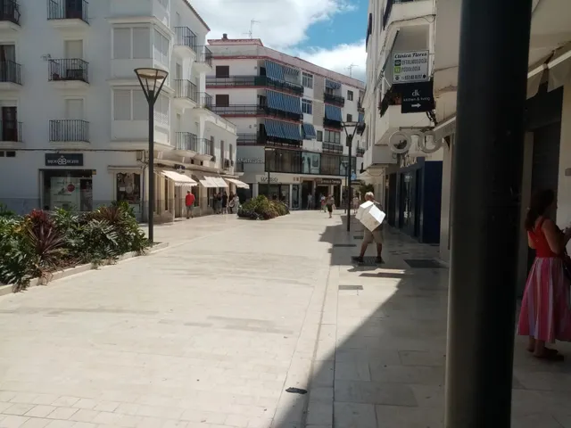 LOCAL COMERCIAL EN EL CORAZÓN DE ESTEPONA — A 100 M DE LA PLAZA CENTRAL — 27