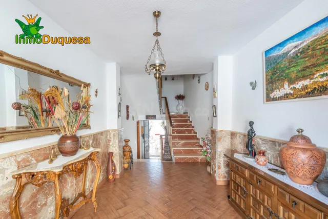 Casa adosada en Esquina con 4 Dormitorios, Piscina, Garaje y - foto 2