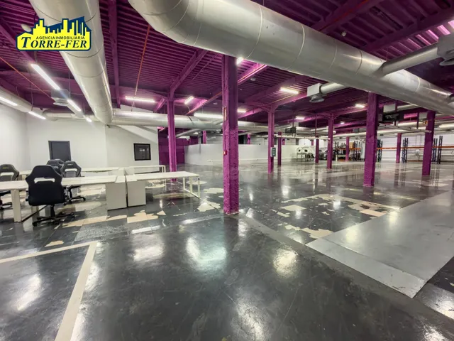 ¡Amplio espacio profesional en alquiler con zona de oficinas