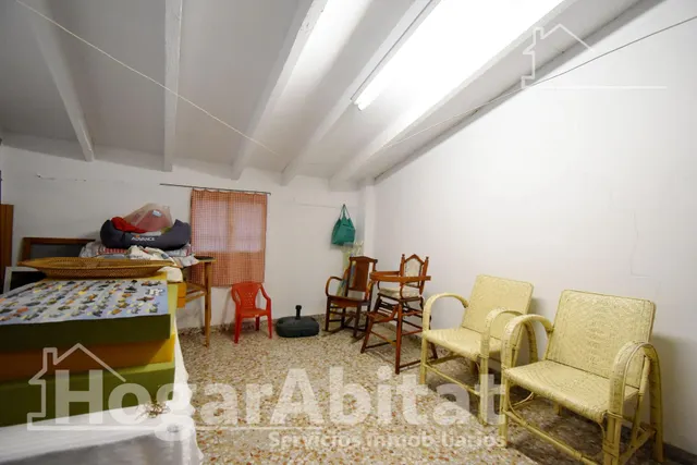 AMPLIA CASA DE PUEBLO CON TERRAZA, BALCÓN Y TRASTERO — 37