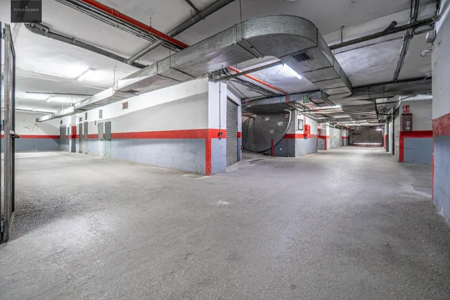 Plaza de garaje cerrado con estanterías en parque Genil cerca de Hospital La Inmaculada — 11