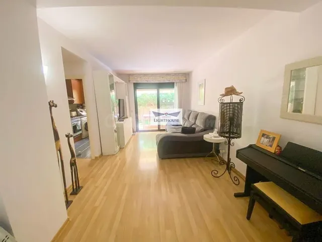 Fantastica planta baja reformada con jardín de 60m2 y parkin - foto 4