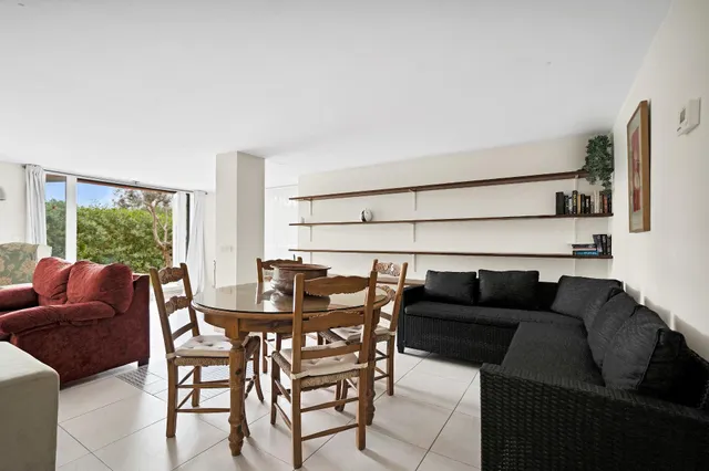Alquiler larga temporada - Villa Privada con Piscina y Amplio Jardín en Cerrado de Elviria, Marbella — 22