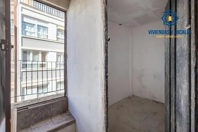 Edificio junto a Plaza Bib-rambla. — 20