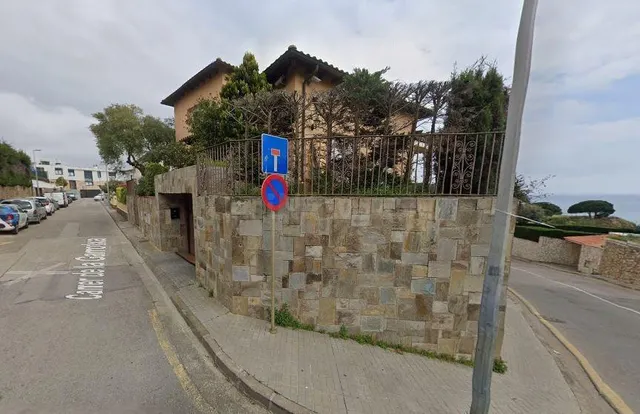 SE VENDE casa independiente OKUPADA en Calle Maresme Y Garro - foto 2