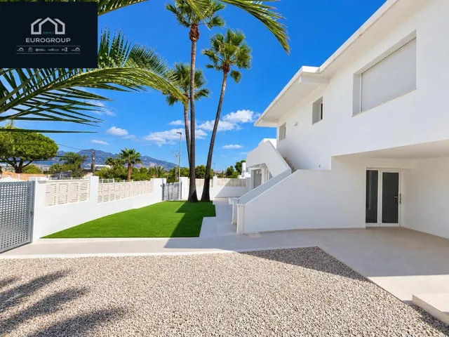 Impresionante chalet en perfecto estado, con 5 dormitorios y 3 baños, piscina privada y garaje con una parcela de 800m en el albir — 37