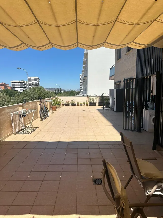 PISAZO DE ESTUDIANTES CON PISCINA — 5