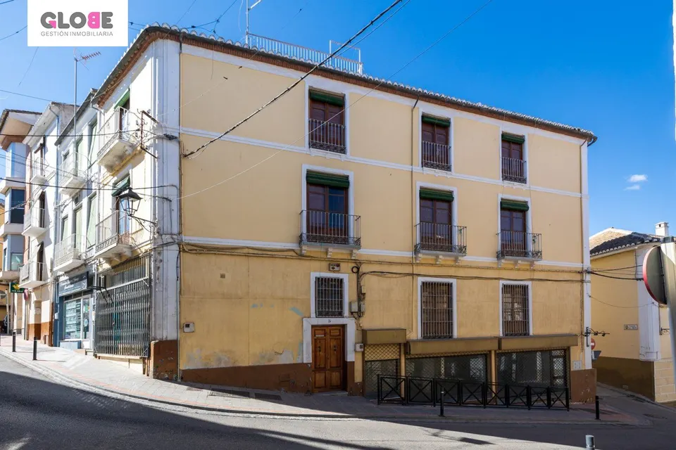 Espectacular edificio a 3 calles con vivienda y locales comerciales en pleno centro de Alhama