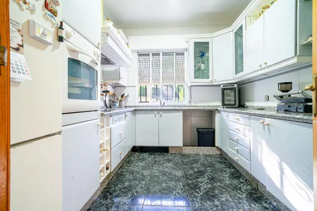 Chalet independiente con piscina privada, amplio jardín y 6 dormitorios en Bollullos de la Mitación — 10
