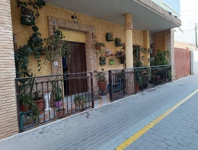 SE VENDE casa adosada OKUPA en C Tirso De Molina 5 de Santom - foto 3