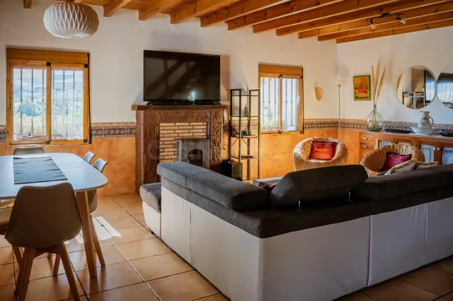 ENCANTADOR CORTIJO CON PISCINA, VISTAS ESPECTACULARES Y FRUT - foto 4