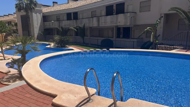 APARTAMENTO CON DOS PISCINAS, GARAJE Y TRASTERO - foto 3