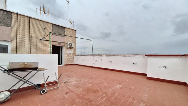 Ático de 2 dormitorios con terraza de 30 m2 en Alcantarilla - foto 2