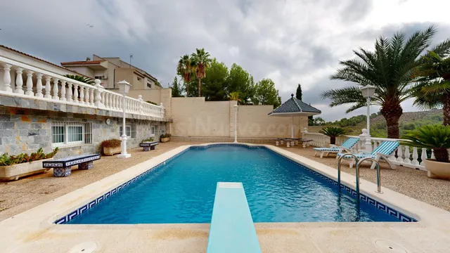 Chalet Independiente con Encanto en Parcela de 1.200 m2 – 6 