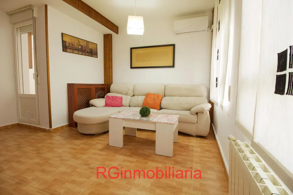Apartamento 2 habitaciones, patio, trastero y zona aparcamiento.