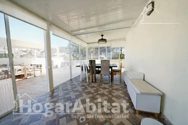 Respira paz entre el mar y la montaña en este exclusivo chalet pareado reformado con piscina privada, solárium y parking — 2