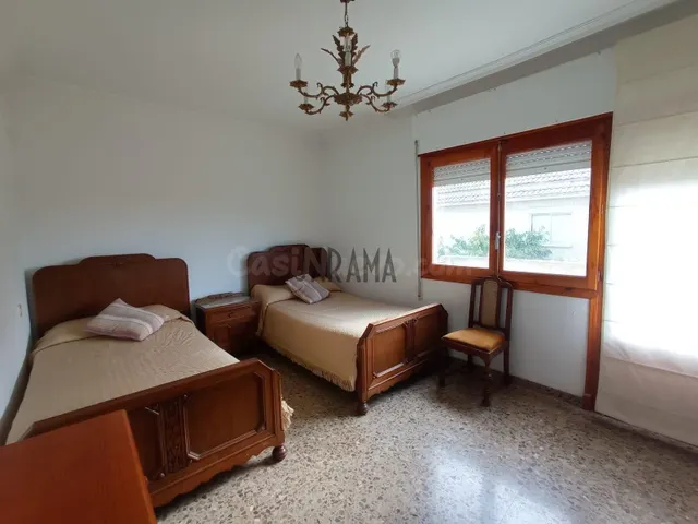 CASA CON GRAN JARDIN EN CASCANTE - foto 4