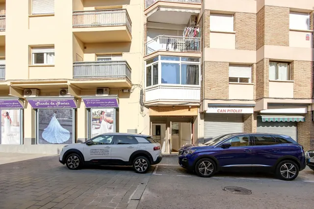 AMPLIO LOCAL EN ST ANDREU DE LA BARCA — 33