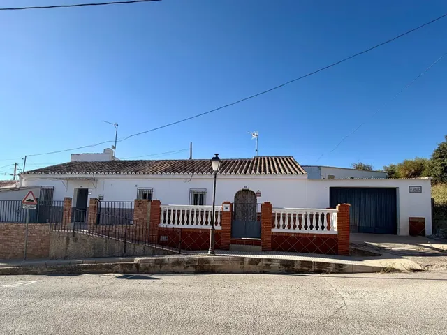 Casa de pueblo en pleno centro de La Joya con dos viviendas 