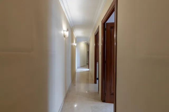 Piso en venta en pleno centro de Granada – Planta alta, garaje y gran potencial de reforma — 9