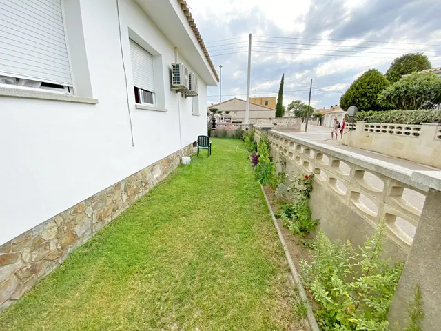 Casa a solo 220 metros de la playa de Riells - foto 2