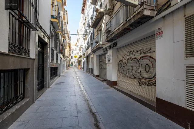 Local Comercial en el Corazón de Granada - Oportunidad Única — 3