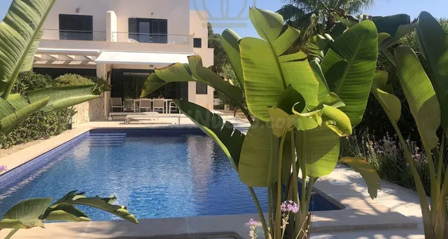 Casa pareada y moderna con piscina, jardín y vistas parciale