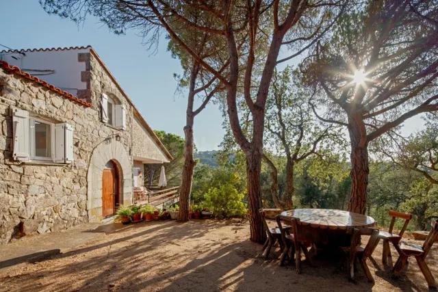 Espectacular casa con 4 Hectáreas de terreno y gran piscina 