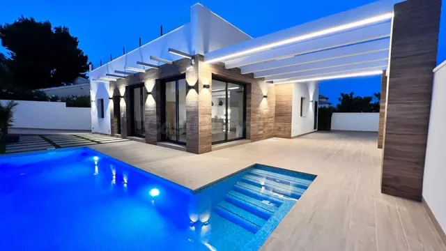 VILLA EN VILLAMARTIN DE 3 DORMITORIOS 2 BAÑOS EN ORIHUELA CO - foto 2