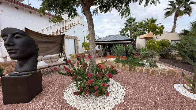 VILLA DE 4 DORMITORIOS Y 3 BAÑOS. PARCELA DE 1.850 M2. CON PISCINA CLIMATIZADA Y CASA DE INVITADOS INDEPENDIENTE EN CATRAL. — 50
