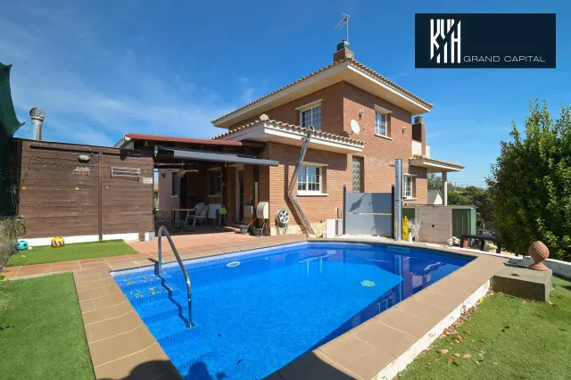 CASA EN SILS — 24