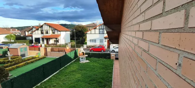 CHALET CON JARDÍN A UN PASO DEL CENTRO DE TORRELAVEGA.- — 16