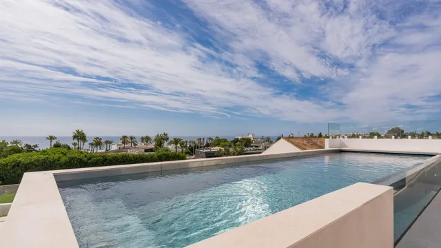 Sofisticada villa con vistas al mar en la Milla de Oro, Marbella — 10