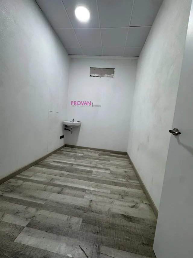 Local comercial en alquiler con tres salas y baño  adaptado — 17