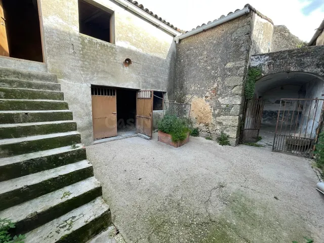 CASA CON PATIO PARA REFORMAR EN MONTÁNCHEZ - foto 2