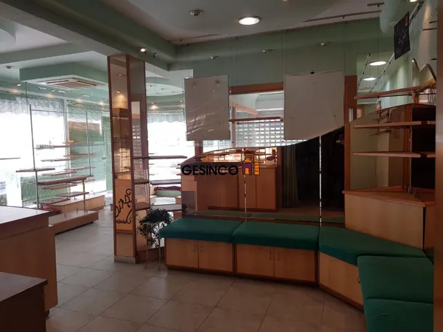 CHAFLÁN CON GRANDES ESCAPARATES EN VENTA O ALQUILER — 2