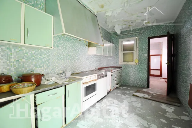 ¡EXCLUSIVA CASA EN EL CENTRO CON GRAN POTENCIAL PARA REFORMA - foto 4