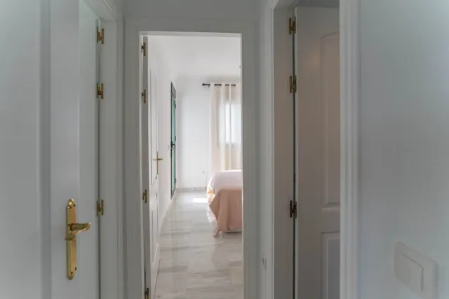 APARTAMENTO EN ALHAURIN GOLF CON TERRAZA CON BUENAS VISTAS, PARKING Y PISCINA Y JARDÍN COMUNITARIO — 24