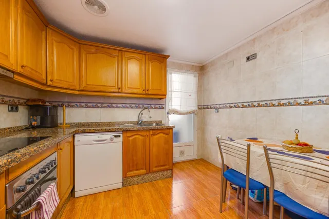 Amplio piso con 4 dormitorios, terraza y garaje en el centro de Torrevieja — 17