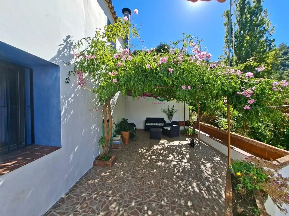 Venta casa estilo rústica con terreno.benamahoma.