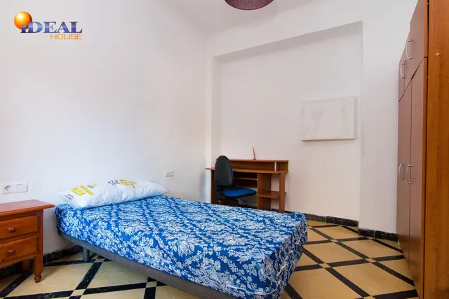 Por debajo de la Plaza Trinidad, a un paso de Facultad de Traductores, Derecho, Escuela de Arte y Oficios. Actualmente 6 estancias(incluido el salón). un cuarto de baño, un aseo, cocina. Techos Alto — 17