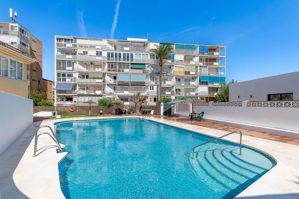 Piso con vistas al mar y gran potencial en Benalmádena