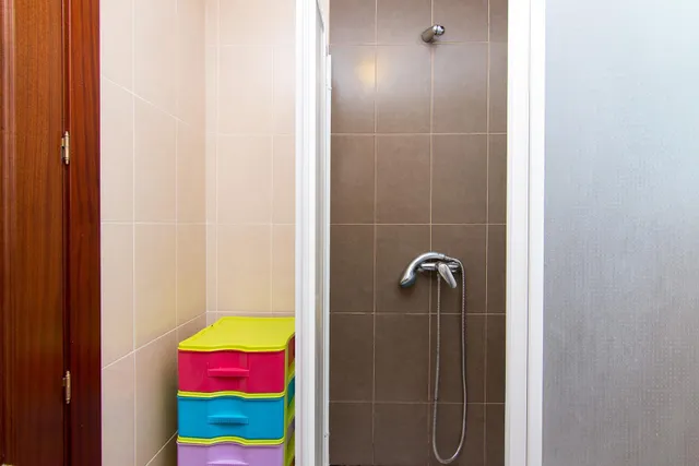 Por debajo de la Plaza Trinidad, a un paso de Facultad de Traductores, Derecho, Escuela de Arte y Oficios. Actualmente 6 estancias(incluido el salón). un cuarto de baño, un aseo, cocina. Techos Alto — 30