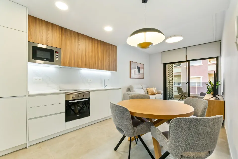Apartamento céntrico construido en 2024 (aprox. 71 m2 - 3.ª planta) con piscina en la azotea, a solo 250 m de Piscinas Naturales/Playa del Cura, ¡y con licencia turística!