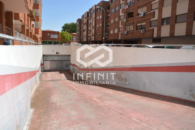 ¡Se acabó dar vueltas! Amplia plaza de garaje para coche y m - foto 3