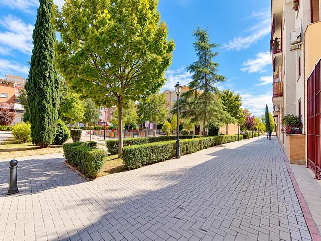Bonito piso exterior y luminoso de dos dormitorios, baños y aseo en Albolote junto al metro y con plaza de garaje — 38