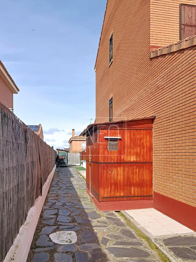 UNIFAMILIAR INDEPENDIENTE EN CALLE ALCORCON, MORALEJA DE ENMEDIO. — 27