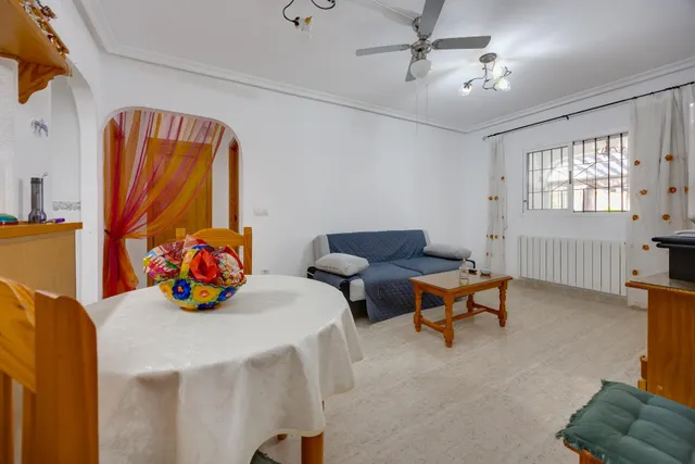 Bungalow de 2 dormitorios y piscina comunitaria en Orihuela Costa — 19