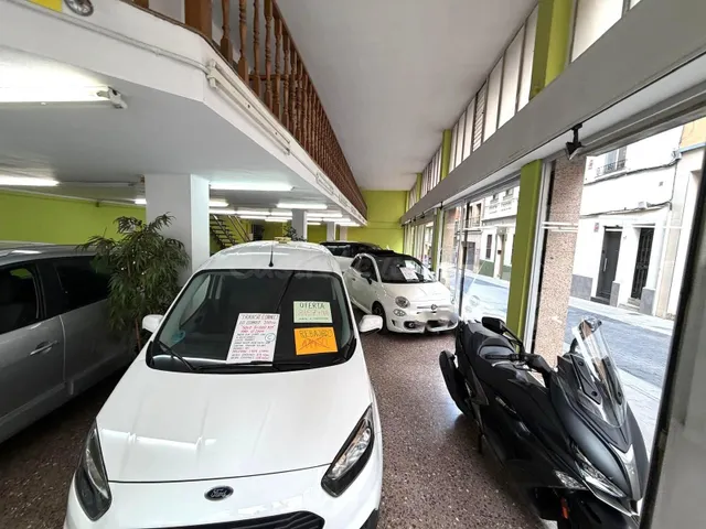 Amplio Local Comercial en el Centro de Santa Coloma de Gramanet por €290,000 — 3