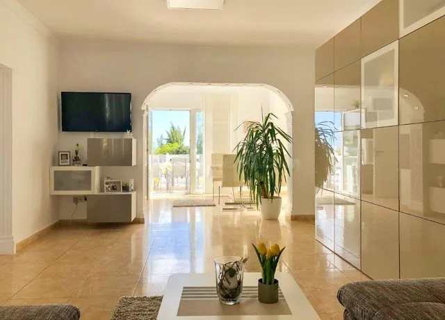 Villa reformada en zona baja de Torremuelle, Benalmádena — 2